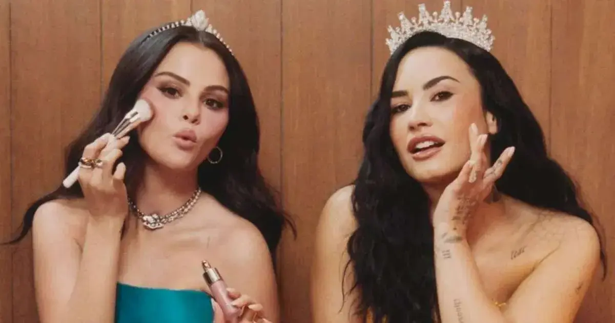 Selena Gomez e Demi Lovato estrelam campanha da Rare Beauty