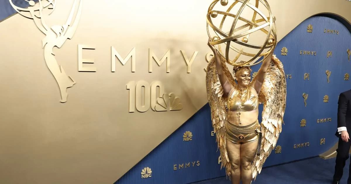 Megan Stalter aparece como troféu humano no Emmy 2026