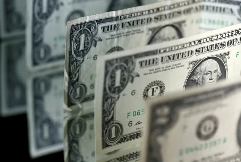 Dólar sobe 0,74% no Brasil após pesquisa apontar empate