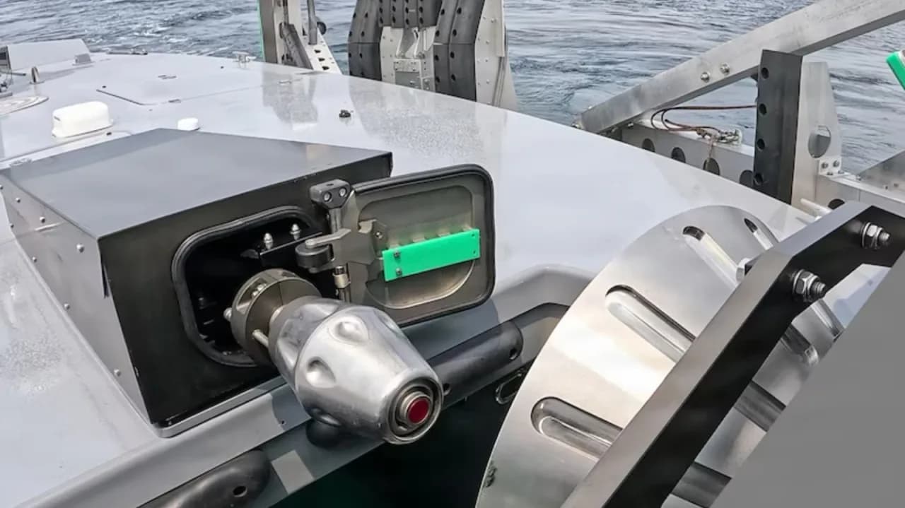 Marinha dos EUA reabastece barco-drone em alto-mar com robô