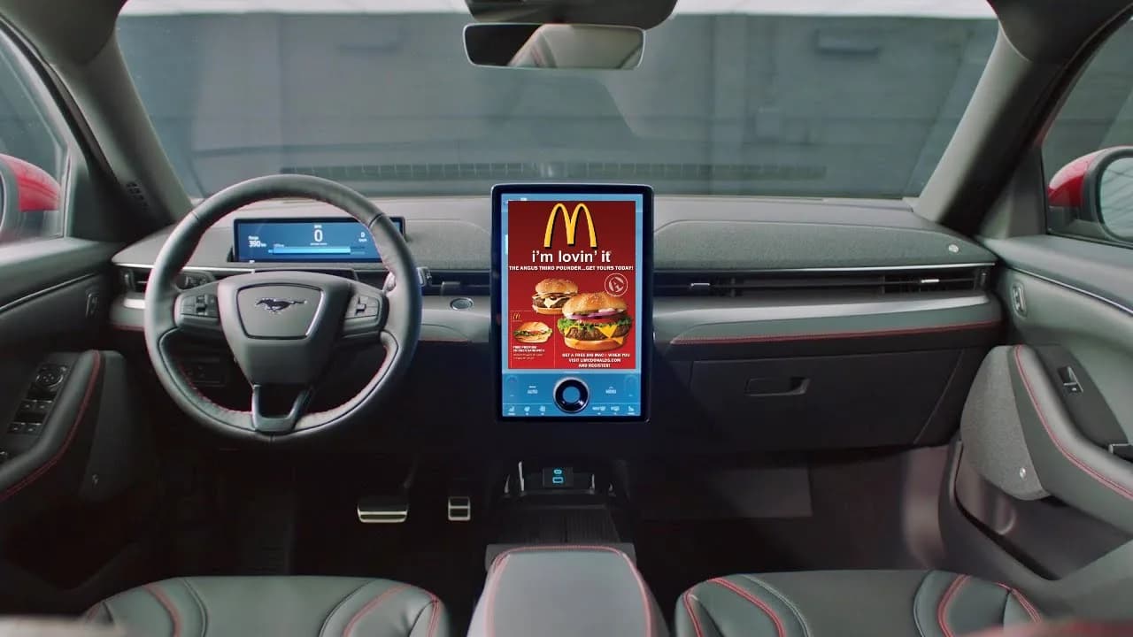 BMW exibe propaganda do Homem-Aranha no painel dos carros