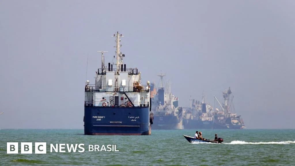 EUA-Irã: Trump diz abrir Ormuz e suspender bloqueio naval