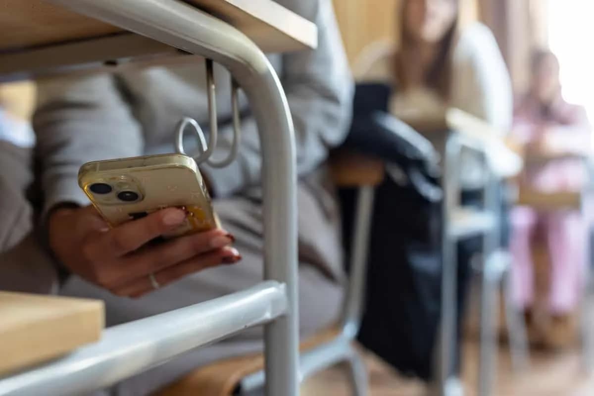 Celular proibido em 81% das escolas do Brasil, diz Pisa 2025