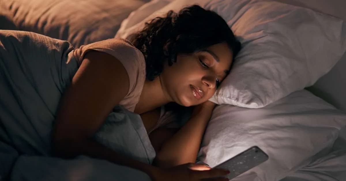 Procrastinação do sono: celular pode atrasar a hora de dormir
