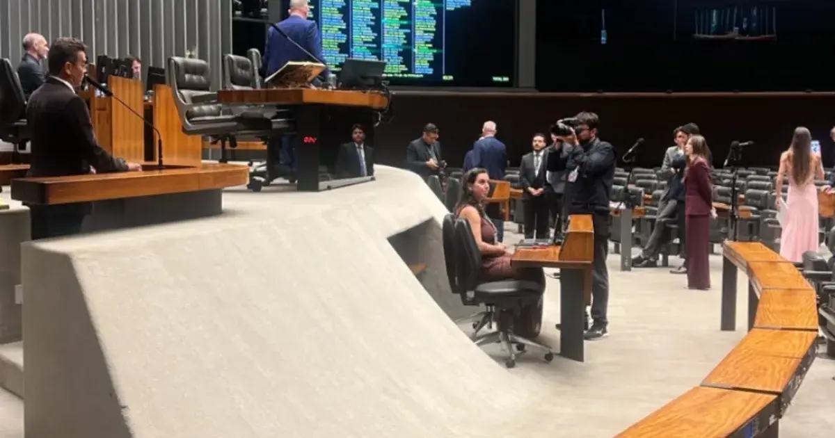 Viagem de Flávio Bolsonaro aos EUA divide deputados