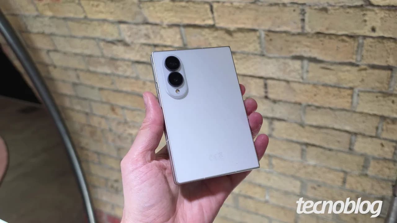 Galaxy Z Fold 8 formato passaporte reduz faixas pretas