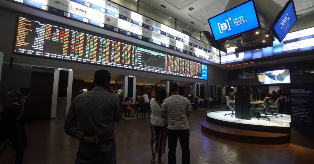Ibovespa inicia quarta-feira em alta com petróleo e tarifas