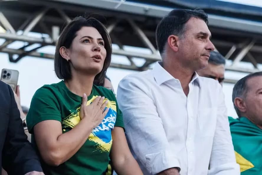 Michelle estreia no rádio sem citar Flávio e fala em missão