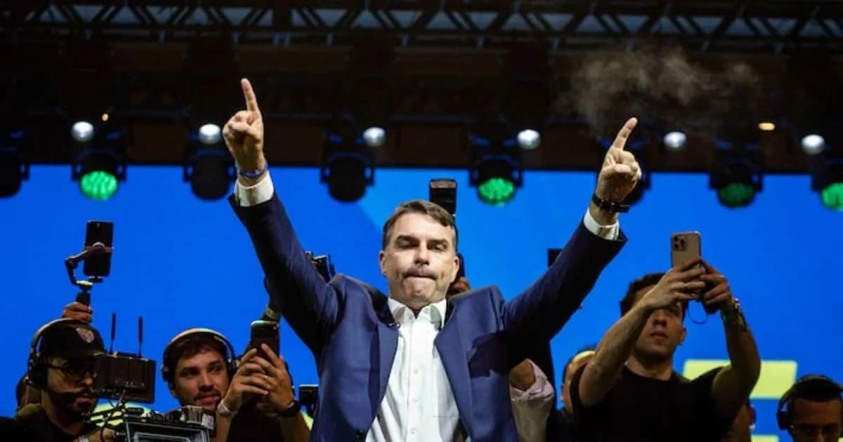 Flávio Bolsonaro mantém Bolsa Família e critica Desenrola