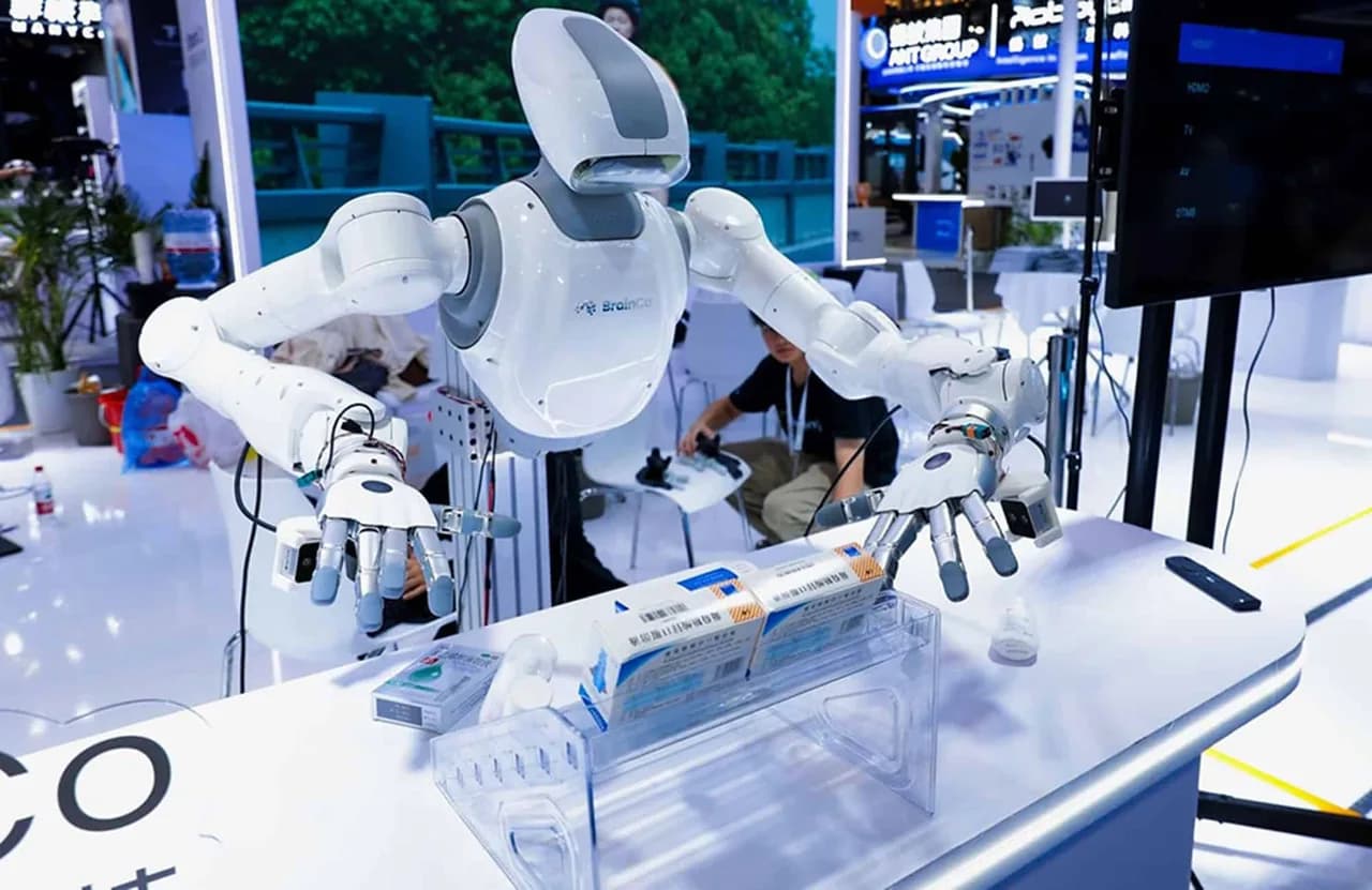 BCI da BrainCo comanda robô via EEG em menos de 200 ms
