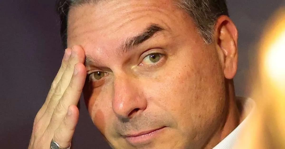 Flávio Bolsonaro registra à Presidência e declara R$ 8,1 mi