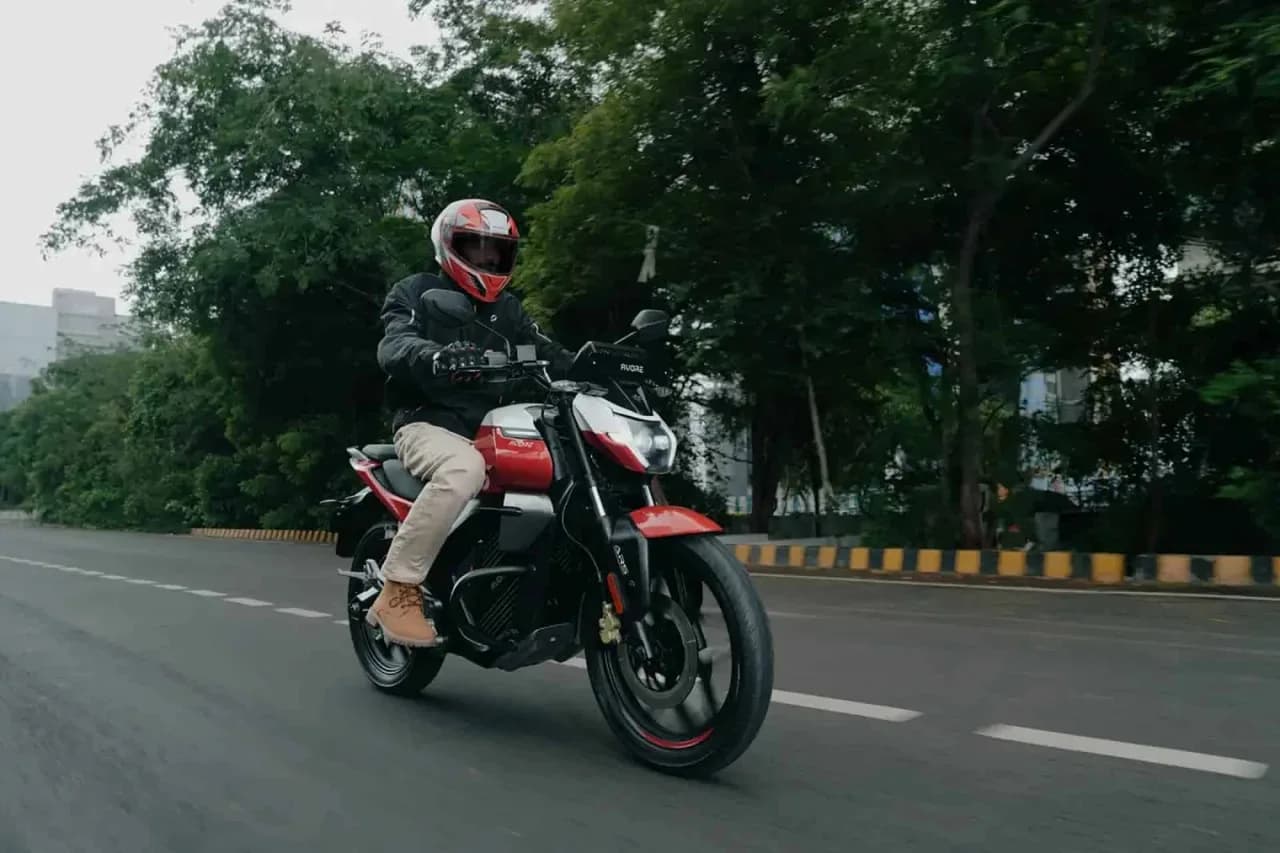 Moto elétrica indiana carrega em tomada comum e roda 260 km
