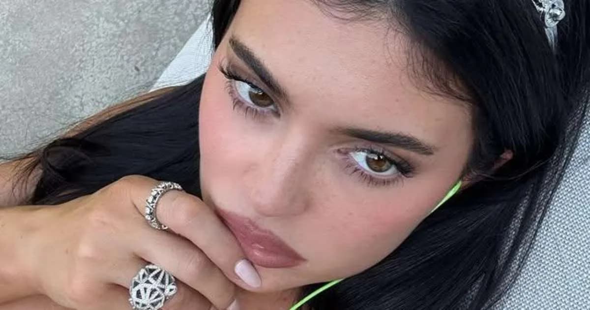 Fones com fio voltam à moda com Justin Bieber e estética Y2K