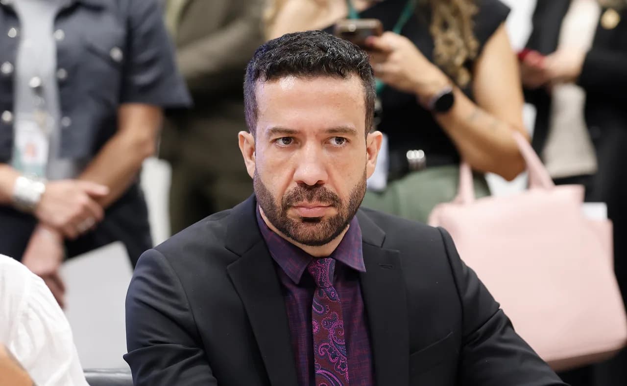 Janones acusa Flávio de forjar filiação ao Missão sem provas