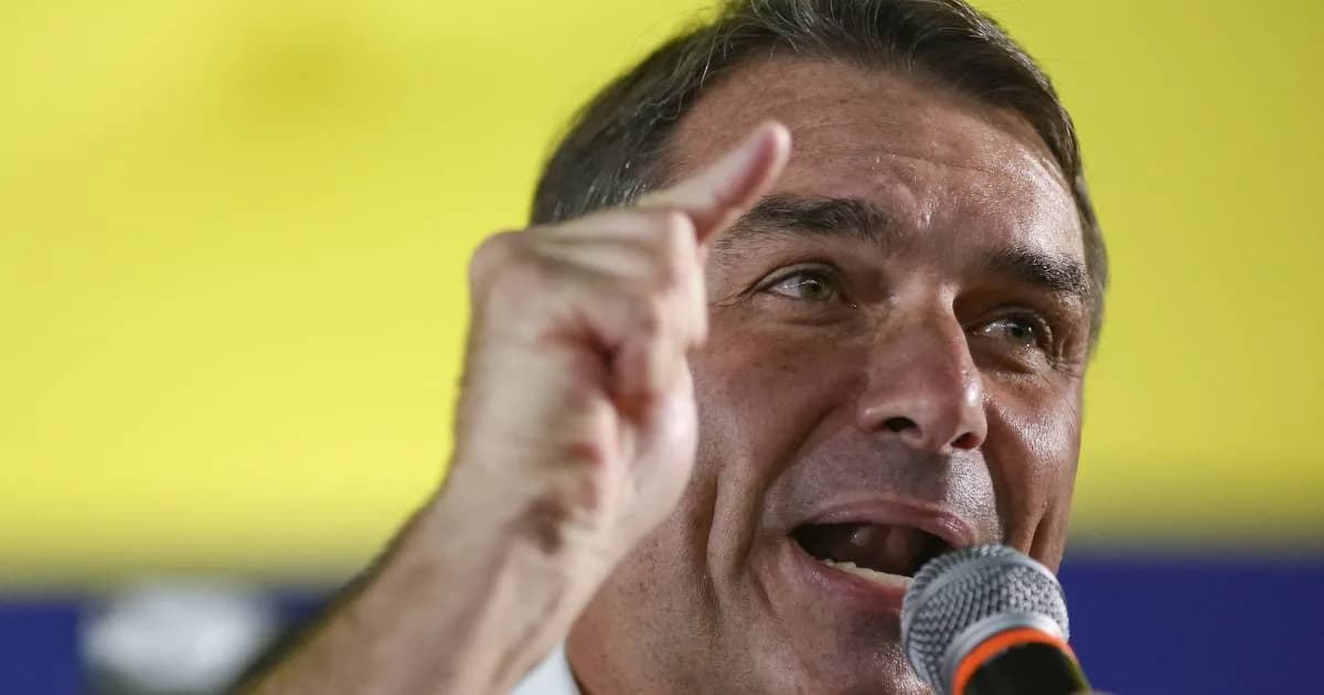 Plano econômico de Flávio Bolsonaro prevê cortes e contratos