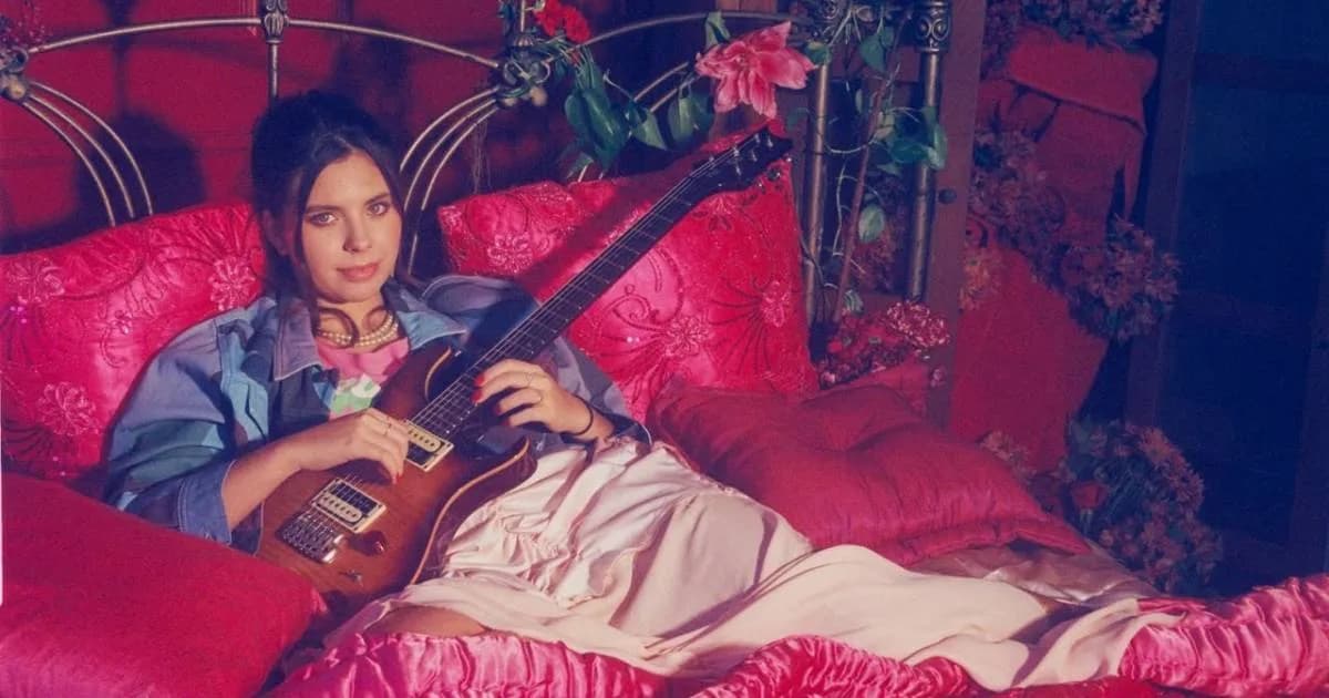 Flor Gil estreia em musical e comenta rótulo de nepo baby