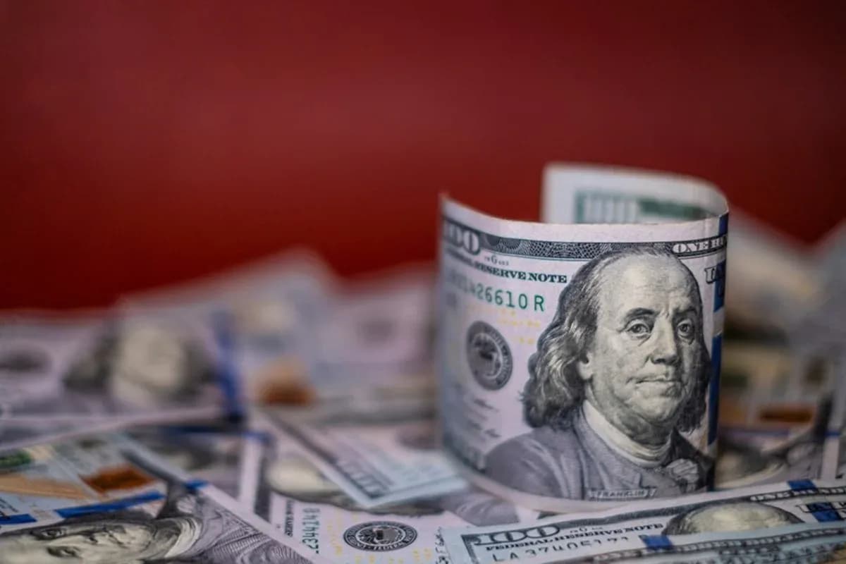 Dólar recua antes do Fed e IPCA-15 reforça corte da Selic
