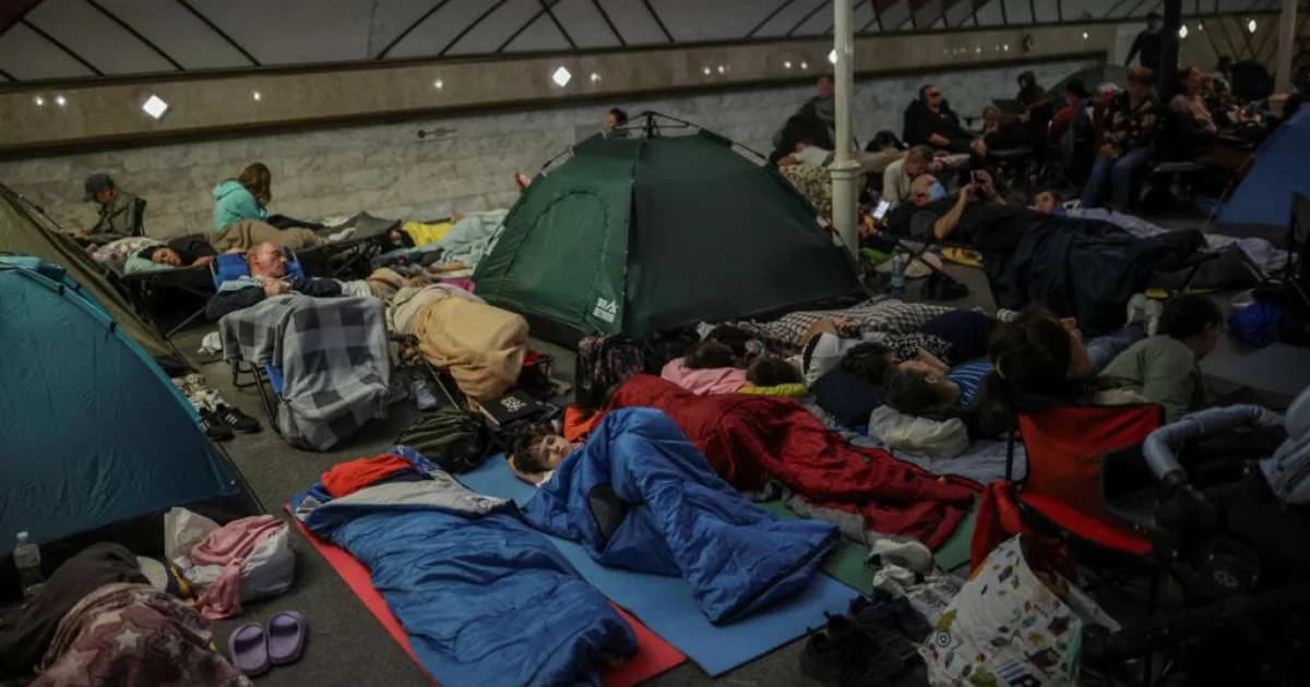Rússia mata 7 em ataque à Ucrânia e abre cratera na Polônia