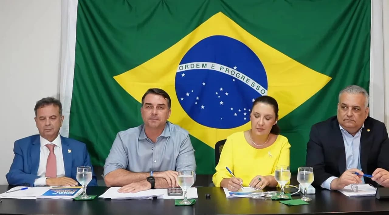 Flávio Bolsonaro confirma e-mails do Missão e chama de spam
