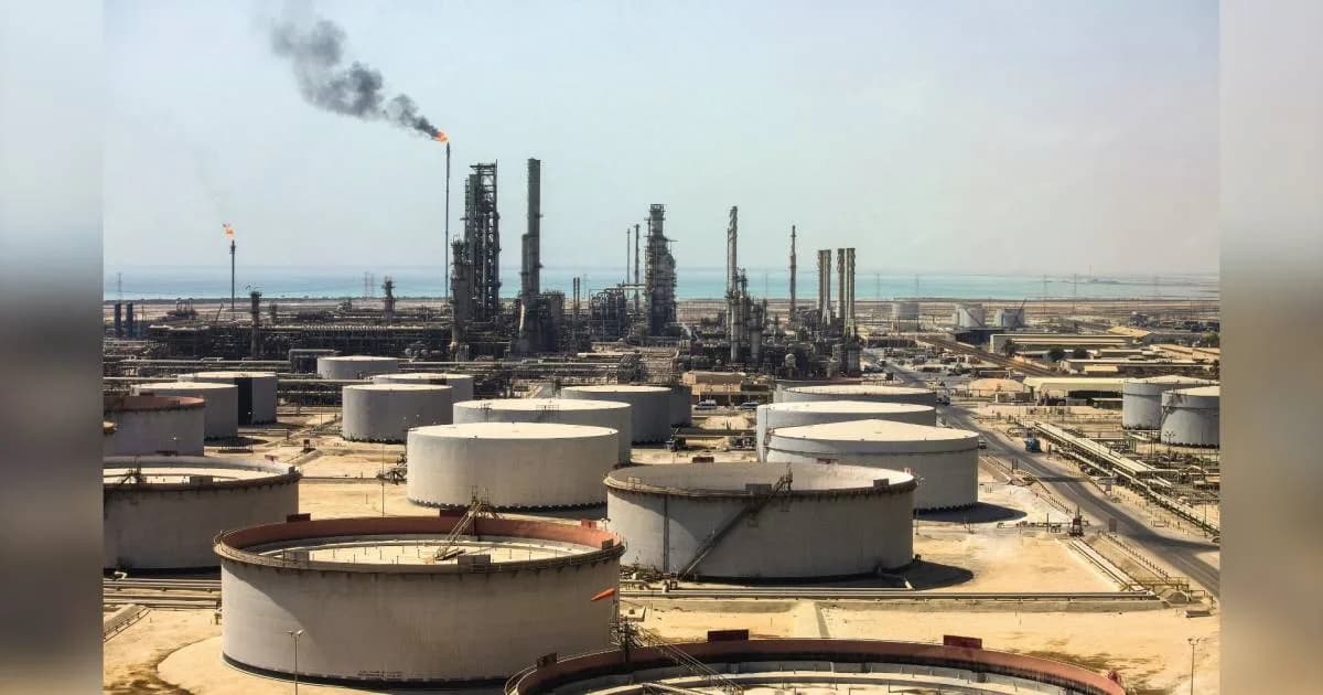 Petróleo a US$ 100 pressiona inflação e juros no Brasil