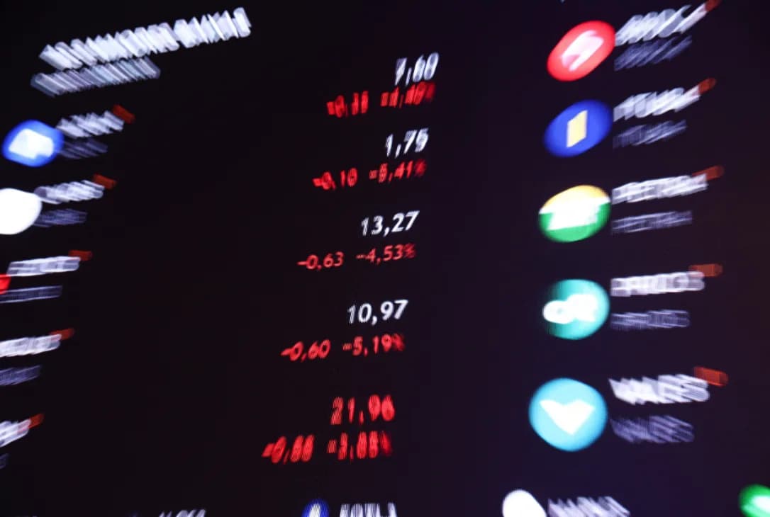 Ibovespa recua com queda das commodities e cautela eleitoral