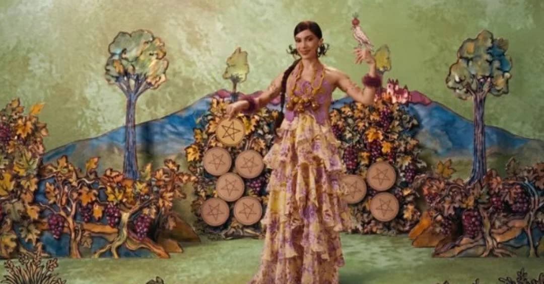 Anitta dá as cartas: como ela fez do tarô um manifesto fashion