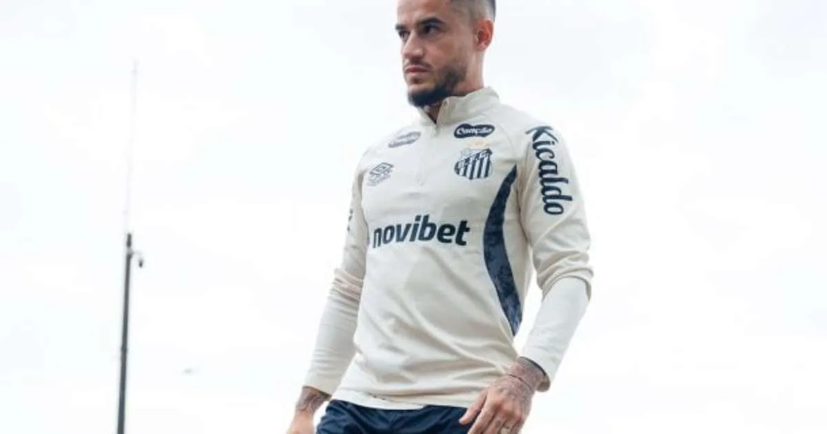 Coutinho treina com elenco e pode estrear contra o Flamengo