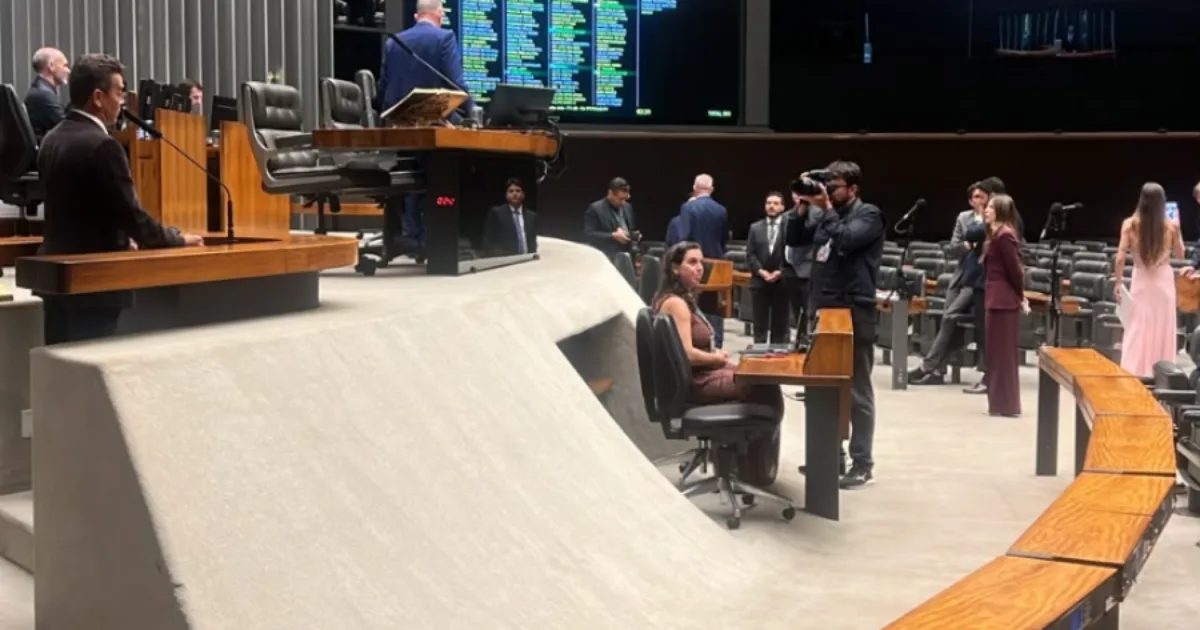 Viagem de Flávio Bolsonaro aos EUA divide deputados
