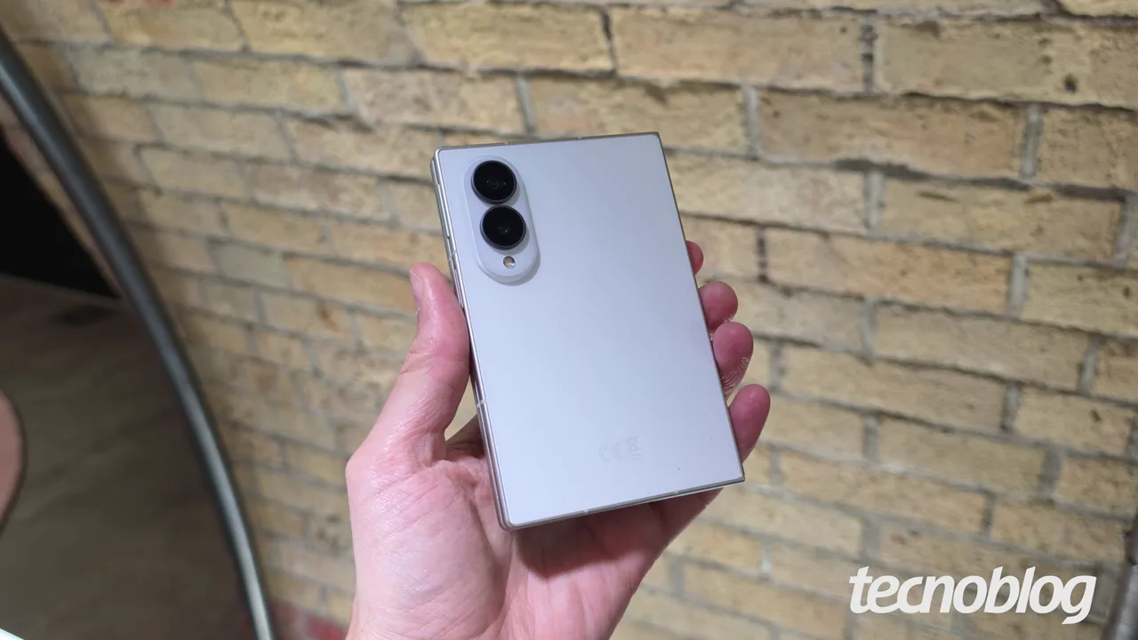 Galaxy Z Fold 8 formato passaporte reduz faixas pretas