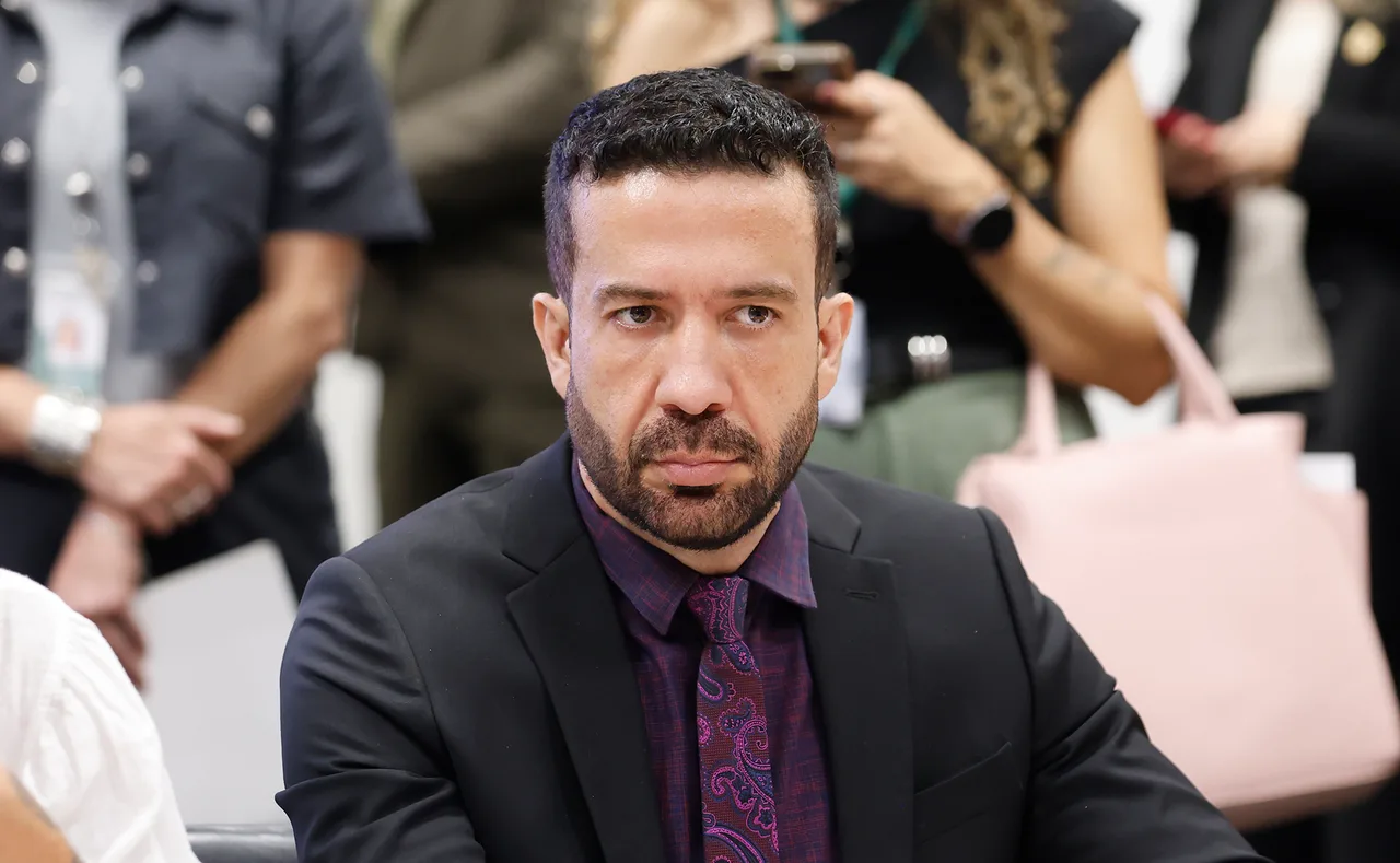 Janones acusa Flávio de forjar filiação ao Missão sem provas